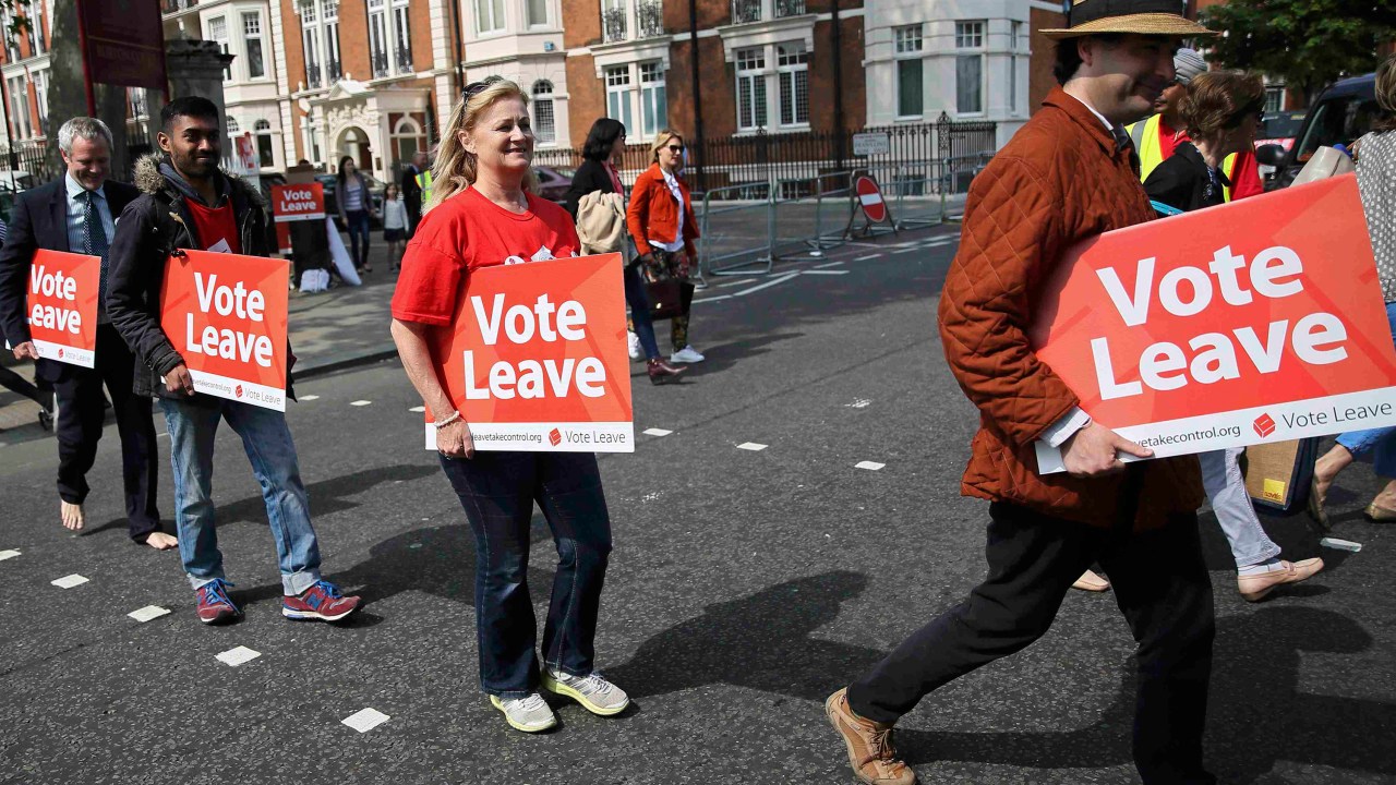 Apoiadores da saída do Reino Unido da União Europeia seguram cartazes em Londres