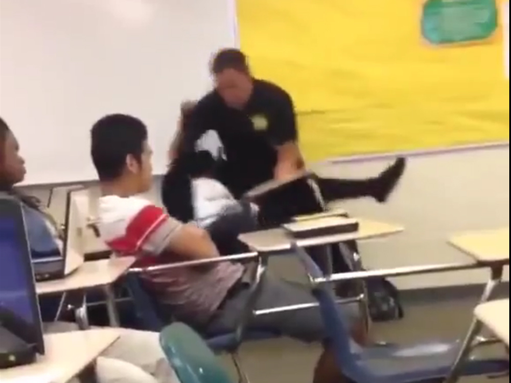 Policial derruba e arrasta aluna negra para fora da sala de aula em escola nos EUA - 27/10/2015
