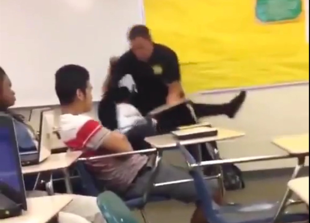 Policial derruba e arrasta aluna negra para fora da sala de aula em escola nos EUA - 27/10/2015