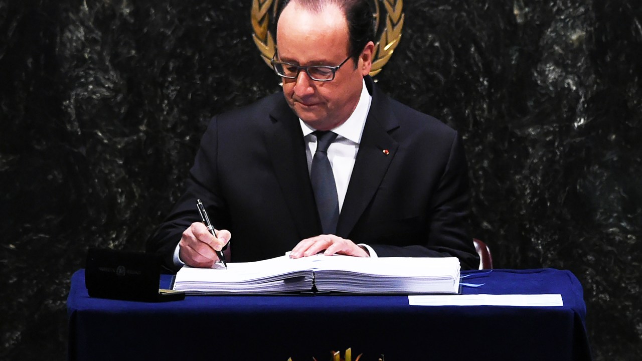 O presidente francês, François Hollande, foi o primeiro a assina o Acordo de Paris