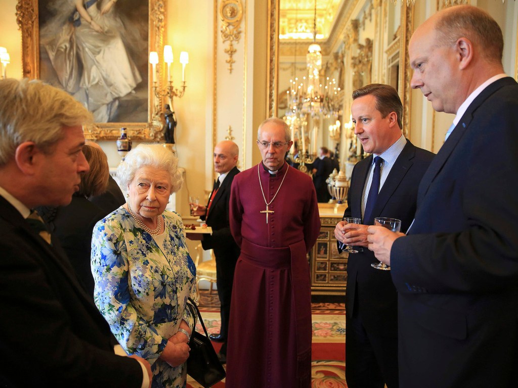 O presidente da Câmara dos Comuns britânica, John Bercow, em encontro com o primeiro-ministro britânico, David Cameron, e a rainha Elizabeth II, no Palácio de Buckingham - 10/05/2016