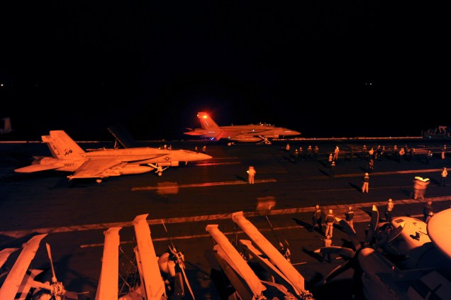 Caças norte-americanos posicionados no porta-aviões George H.W. Bush se preparam para realizar missões no Golfo Pérsico em combate ao Estado Islâmico - 23/09/2014
