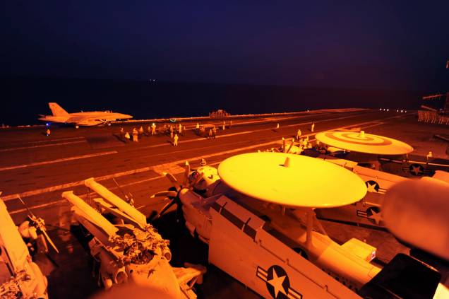 Caças norte-americanos posicionados no porta-aviões George H.W. Bush se preparam para realizar missões no Golfo Pérsico em combate ao Estado Islâmico - 23/09/2014