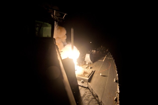 Míssel contra o Estado Islâmico é lançado do porta-aviões George H.W. Bush - 23/09/2014