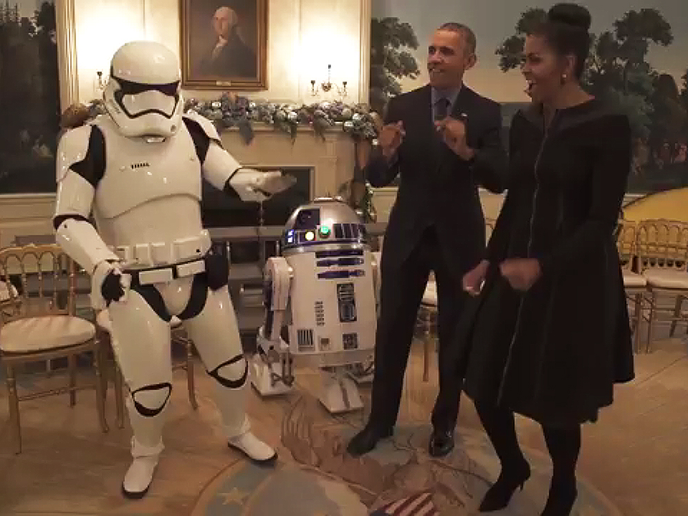 O presidente dos Estados Unidos, Barack Obama, e a primeira-dama, Michelle Obama, dançam ao som do hit 'Uptown Funk', junto com os Stormtroopers, da franquia 'Star Wars'- 04/05/2016
