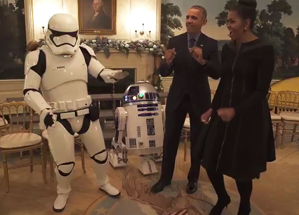 O presidente dos Estados Unidos, Barack Obama, e a primeira-dama, Michelle Obama, dançam ao som do hit 'Uptown Funk', junto com os Stormtroopers, da franquia 'Star Wars'- 04/05/2016