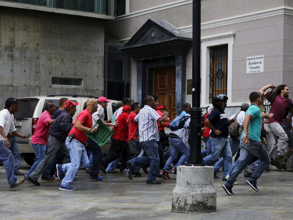 Defensores e opositores ao governo do presidente venezuelano Nicolas Maduro entram em confronto - 07/04/16