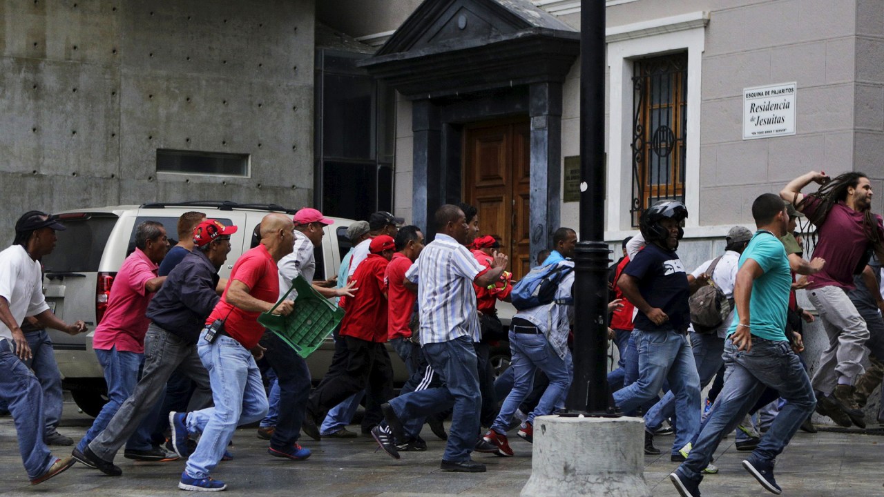Defensores e opositores ao governo do presidente venezuelano Nicolas Maduro entram em confronto - 07/04/16