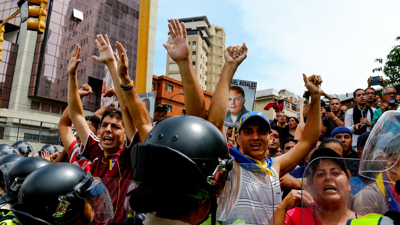 Manifestantes protestam em Caracas, contra medidas de emergência, decretadas pelo presidente da Venezuela, Nicolas Maduro - 18/05/2016