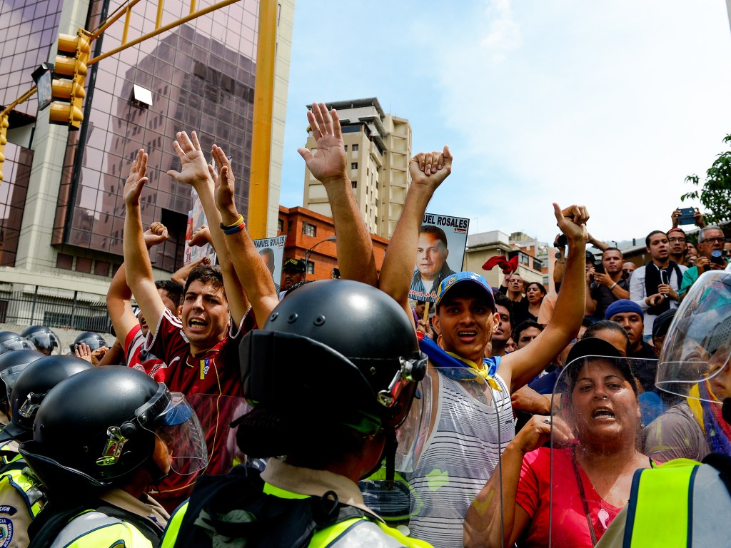 Manifestantes protestam em Caracas, contra medidas de emergência, decretadas pelo presidente da Venezuela, Nicolas Maduro - 18/05/2016