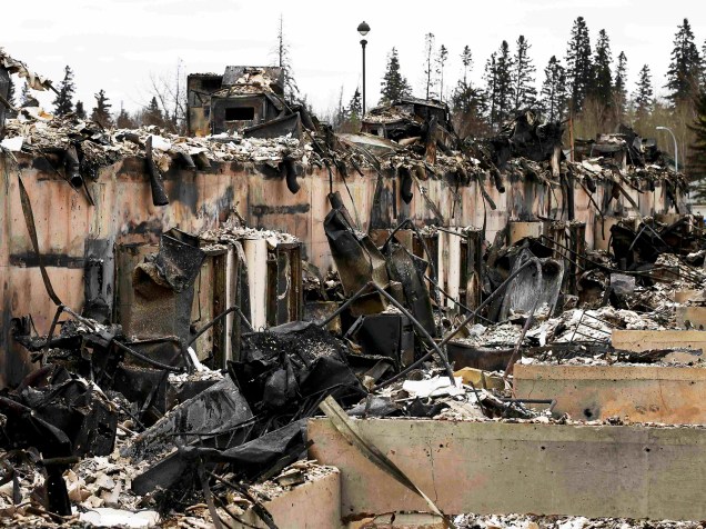 Residências totalmente queimadas no bairro de Abasand, em Fort McMurray, no Canadá, após o grande incêndio que devastou a região nos últimos dias - 10/05/2016