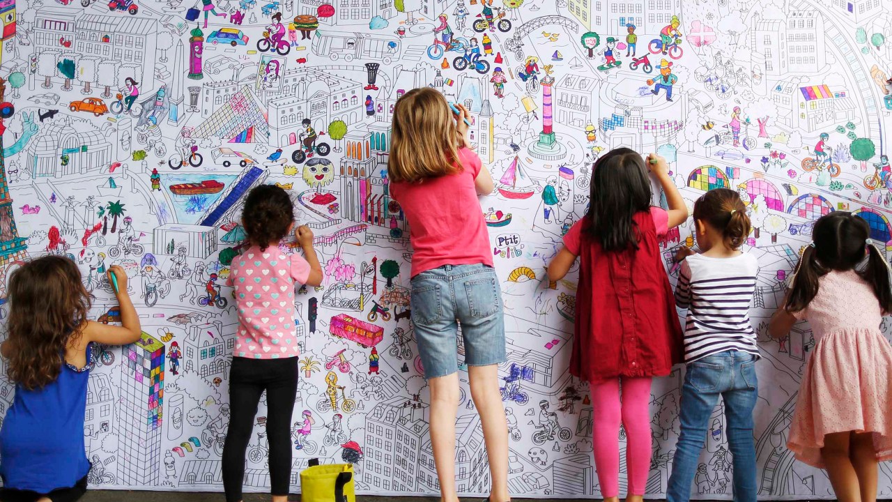Crianças colorem um mapa de Paris em um painel às margens do rio Sena, durante a 14ª edição do 'Paris Plages'