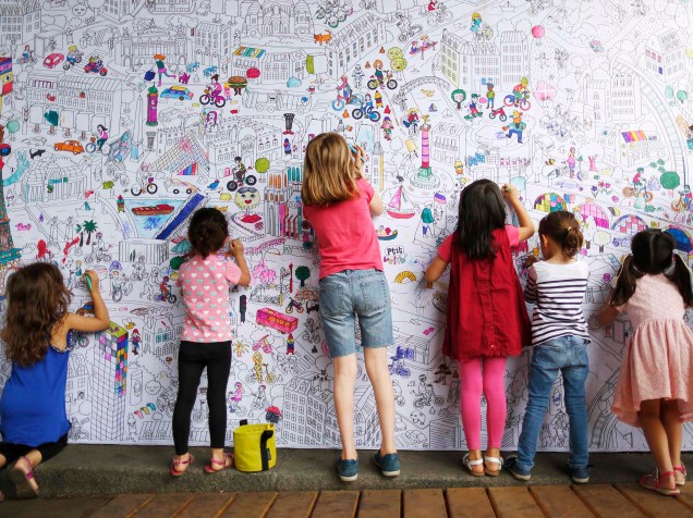 Crianças colorem um mapa de Paris em um painel às margens do rio Sena, durante a 14ª edição do Paris Plages