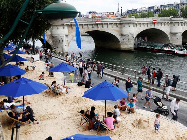 Público relaxa em uma praia artificial temporária ao longo do Rio Sena, em Paris durante a 14ª edição do Paris Plages, iniciativa que transforma pontos da capital francesa em pequenas praias durante o verão, com atividades para turistas e moradores