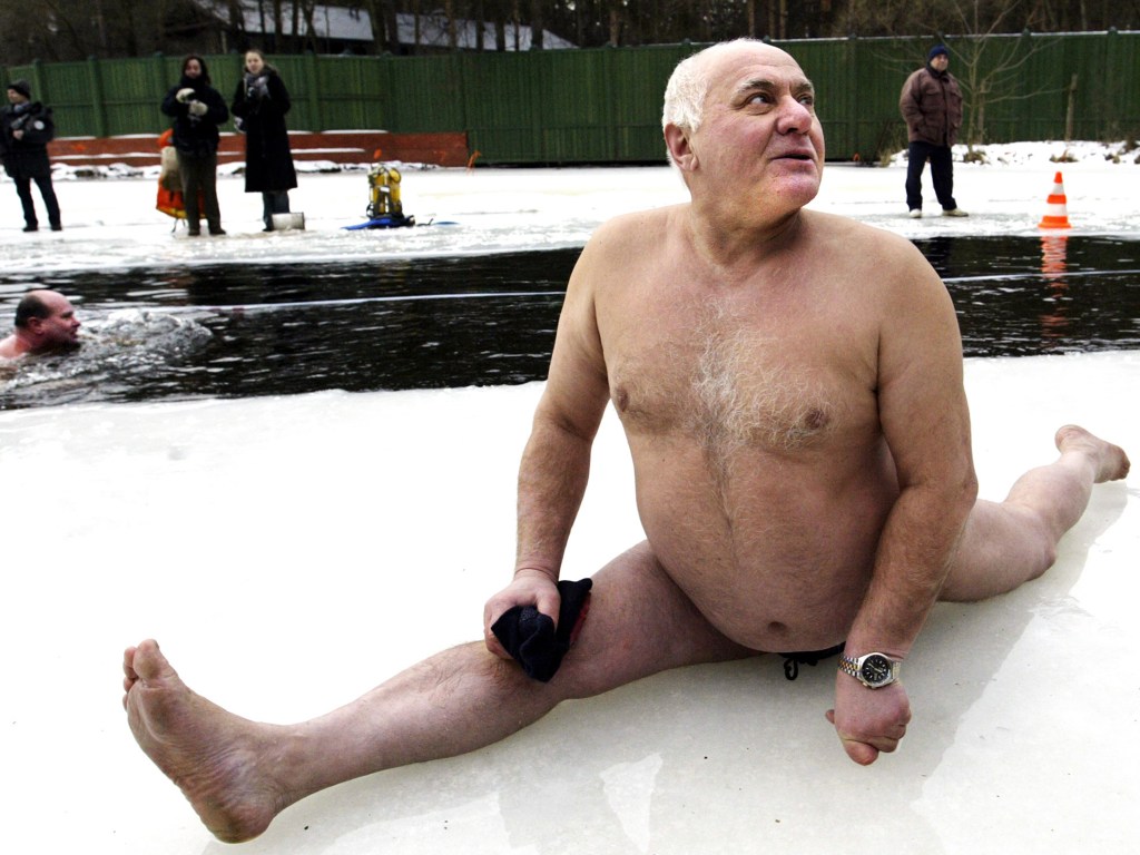 Homem se aquece antes de nadar no lago do distrito de Serebryany Bor em Moscou, Rússia