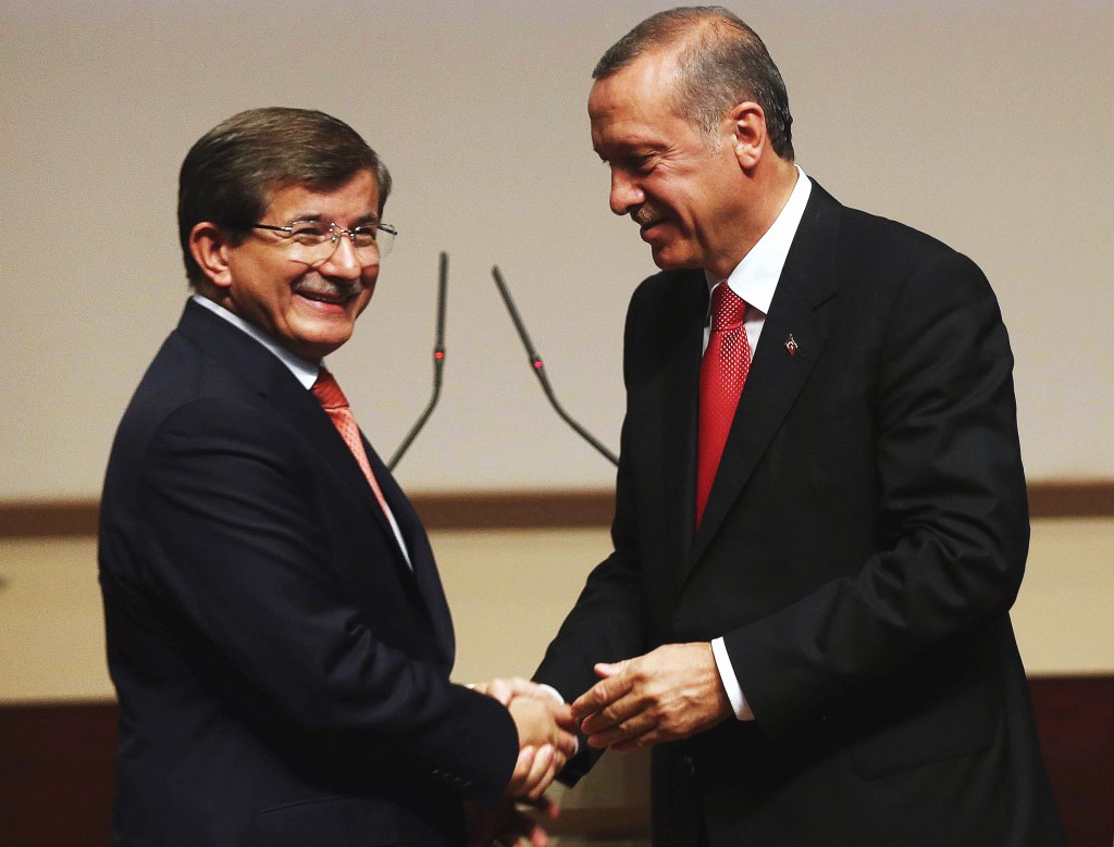 O presidente eleito da Turquia Recep Tayyip Erdogan (dir.) ao lado do ministro das Relações Exteriores Ahmet Davutoglu depois do anúncio de Davutoglu como novo primeiro-ministro turco em Ancara