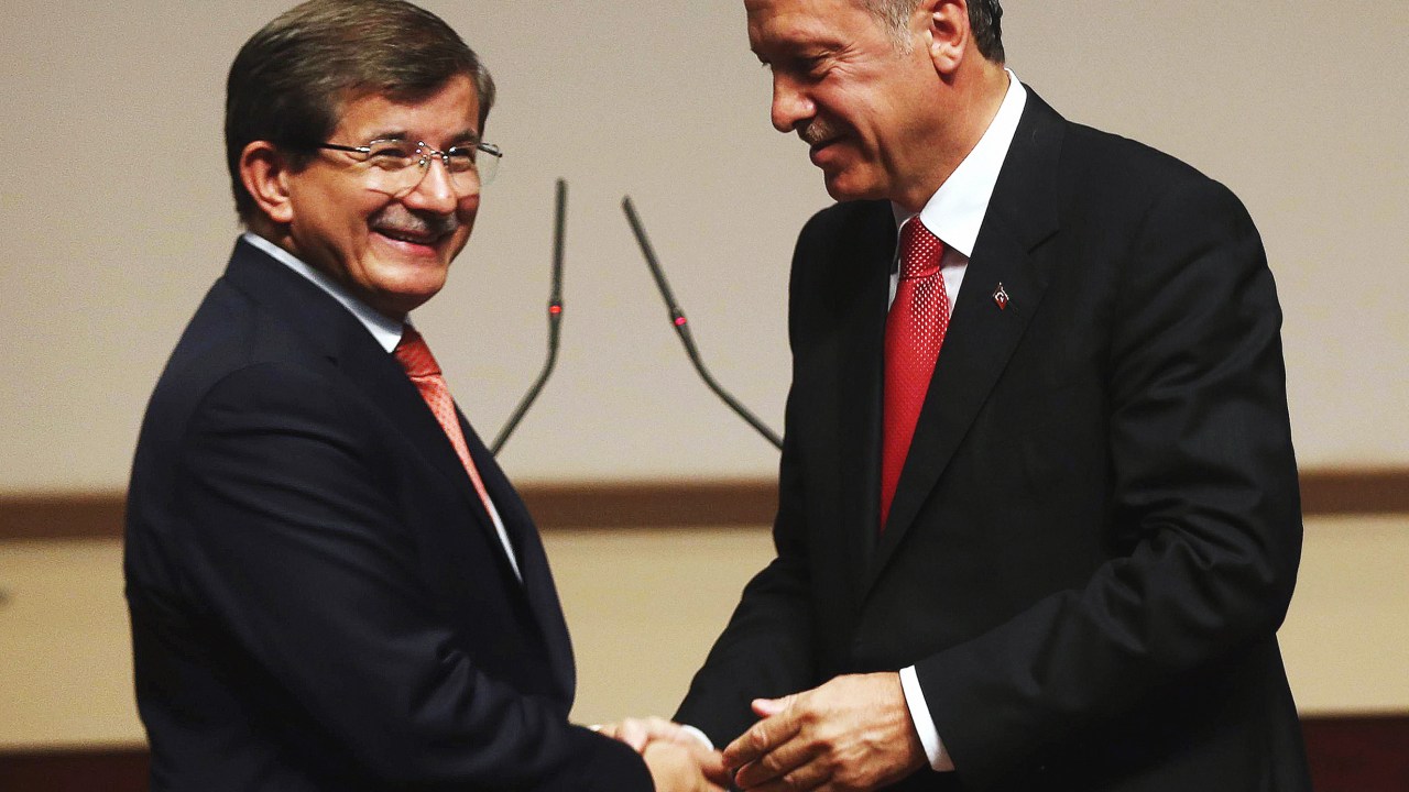 O presidente eleito da Turquia Recep Tayyip Erdogan (dir.) ao lado do ministro das Relações Exteriores Ahmet Davutoglu depois do anúncio de Davutoglu como novo primeiro-ministro turco em Ancara