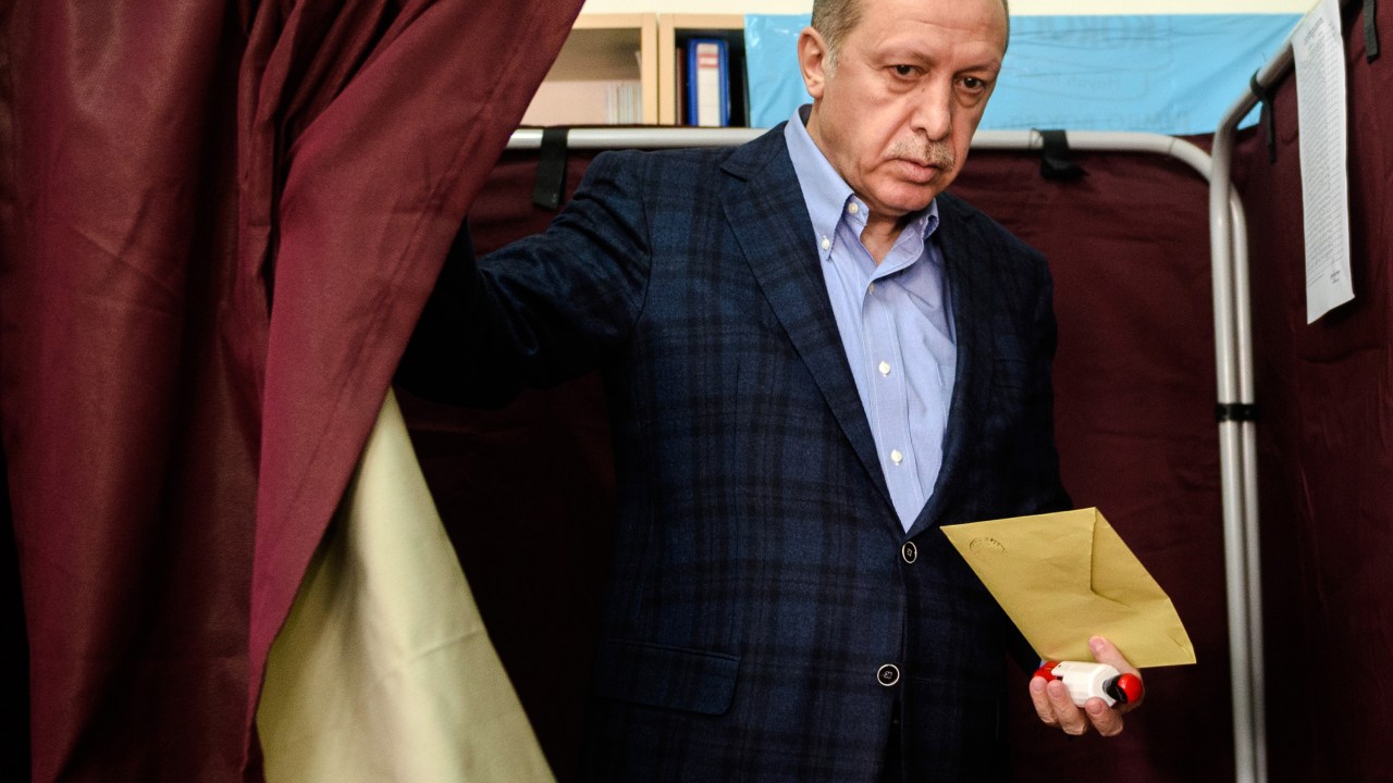 O presidente turco, Recep Tayyip Erdogan sai uma cabine de votação na assembleia de voto em Istambul - 01/11/2015
