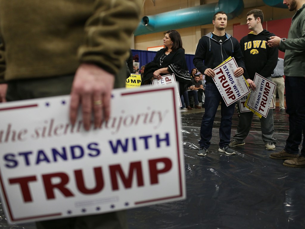 Pessoas aguardam a chegada do candidato presidencial republicano Donald Trump durante evento de campanha na Universidade de Iowa - 26/01/2016