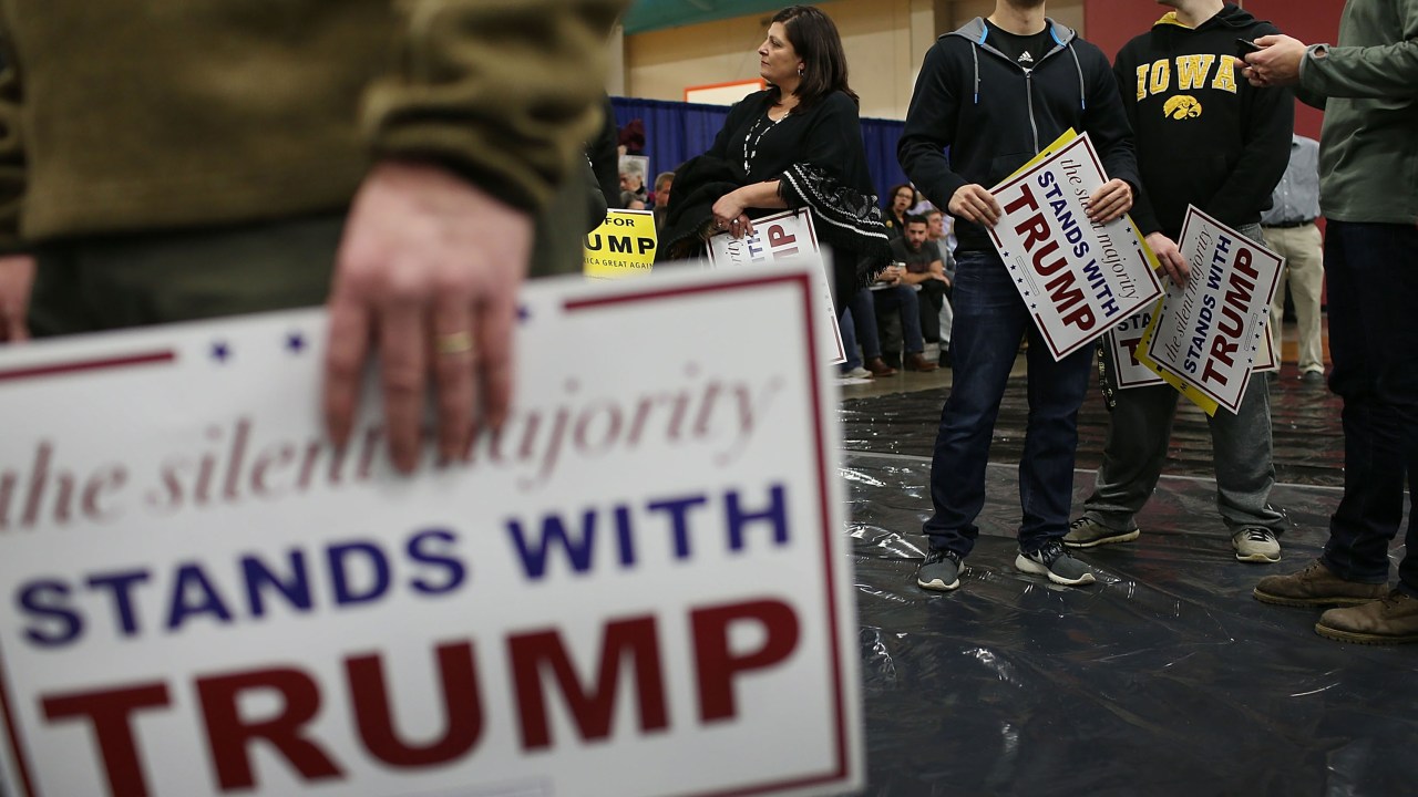 Pessoas aguardam a chegada do candidato presidencial republicano Donald Trump durante evento de campanha na Universidade de Iowa - 26/01/2016