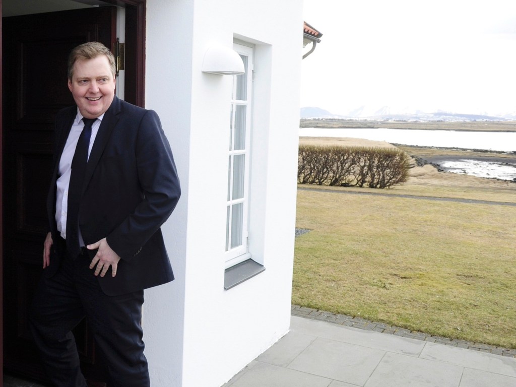 Primeiro-ministro islandês Sigmundur David Gunnlaugsson chega à residência do presidente Ólafur Ragnar Grímsson em Reykjavik, Islândia - 05/04/2016