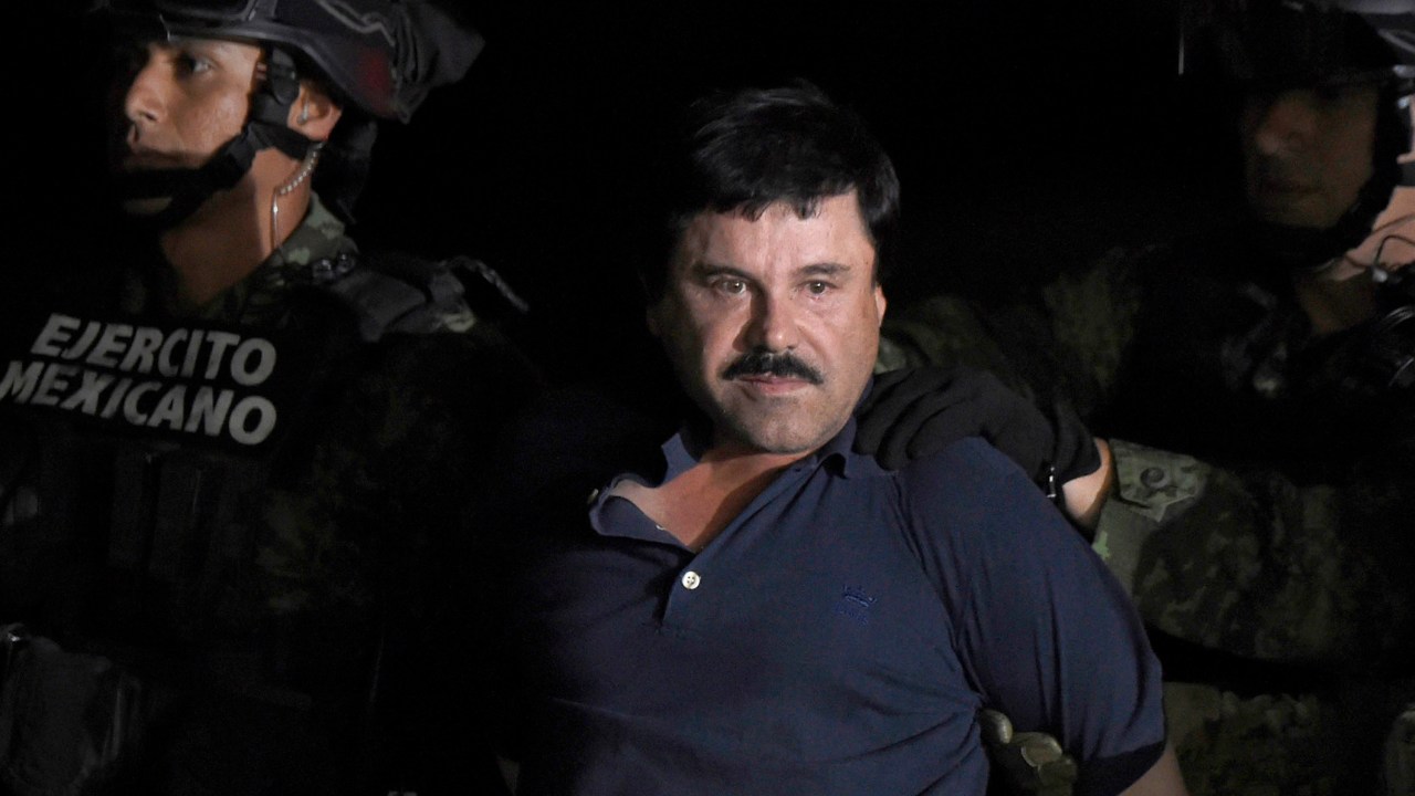 Narcotraficante Joaquín "El Chapo" Guzmán é escoltado até o helicóptero no aeroporto da Cidade do México após ser recapturado durante uma operação militar em Los Mochis, no Estado mexicano de Sinaloa - 08/01/2016