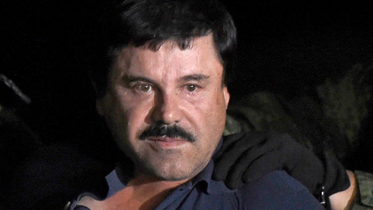 Narcotraficante Joaquín "El Chapo" Guzmán é escoltado em um helicóptero no aeroporto da Cidade do México após ser recapturado durante uma operação militar em Los Mochis, no estado mexicano de Sinaloa - 08/01/2016