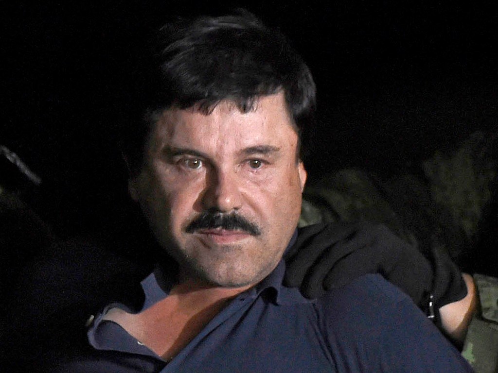 Narcotraficante Joaquín "El Chapo" Guzmán é escoltado em um helicóptero no aeroporto da Cidade do México após ser recapturado durante uma operação militar em Los Mochis, no estado mexicano de Sinaloa - 08/01/2016