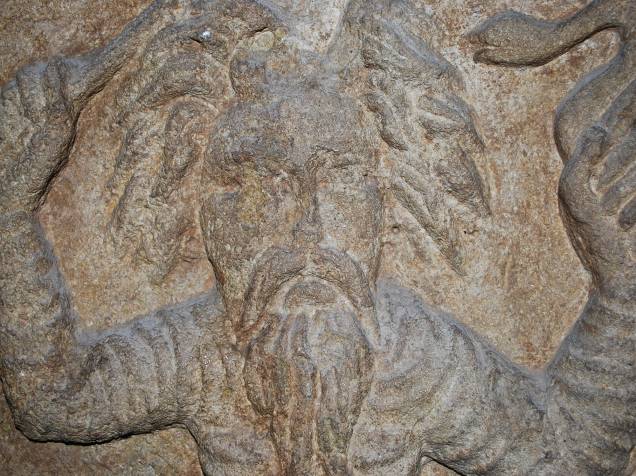 <p>Deus Nirgul original: uma mesa decorada com baixo-relevo retrata o deus Nirgul, considerado o deus do submundo.</p>