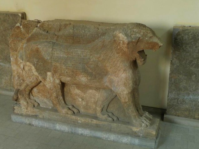 <p>Leão de Mosul original: a estátua foi destruída em fevereiro pelo ISIS.</p>