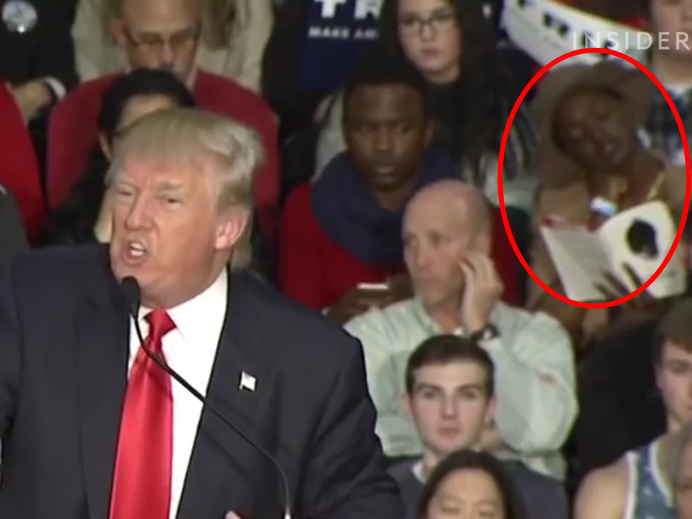Mulher promove protesto durante discurso de Donald Trump em Springfield, Illinois (EUA)
