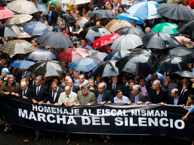 Manifestantes seguram uma bandeira durante uma marcha silenciosa para honrar investigador estado tarde Alberto Nisman em Buenos Aires - 18/02/2015