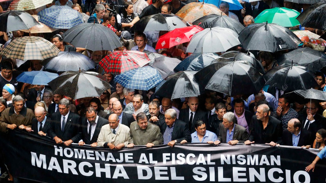 Manifestantes seguram uma bandeira durante uma marcha silenciosa para honrar investigador estado tarde Alberto Nisman em Buenos Aires - 18/02/2015