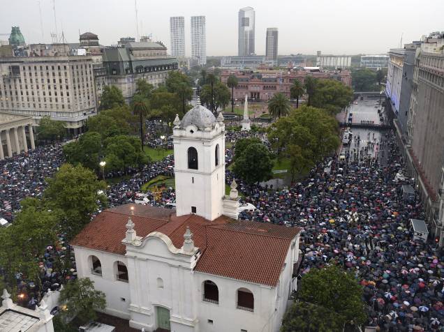 Manifestantes participam de marcha silenciosa em homenagem a Alberto Nisman em Buenos Aires - 18/02/2015