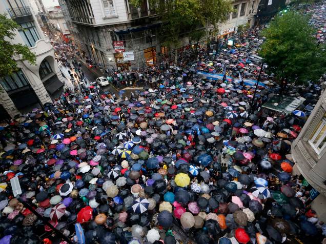 Manifestantes participam de marcha silenciosa em homenagem a Alberto Nisman em Buenos Aires - 18/02/2015