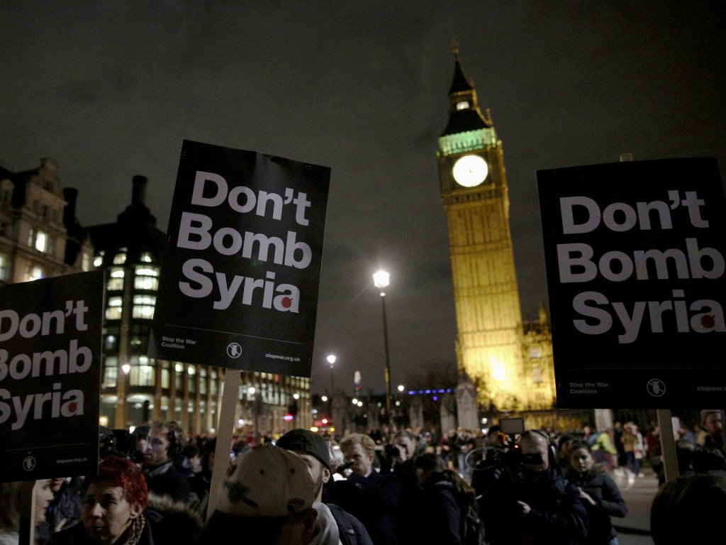 Manifestantes anti-guerra protestam contra as propostas para bombardear a Síria nos arredores do Parlamento britânico, em Londres - 01/12/2015