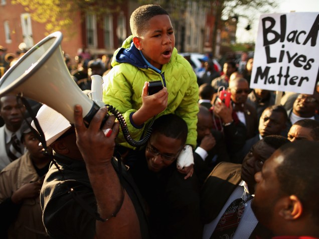 Centenas de pessoas foram às ruas de Baltimore protestar contra a ação policial que levou à morte um homem negro, Freddie Gray - 22/04/2015