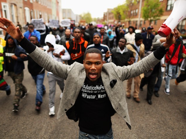 Centenas de pessoas foram às ruas de Baltimore protestar contra a ação policial que levou à morte um homem negro, Freddie Gray - 22/04/2015