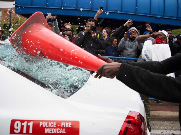 Manifestantes destroem uma viatura durante protesto contra a morte do jovem afro-americano Freddie Gray, em Baltimore (EUA) - 25/04/2015
