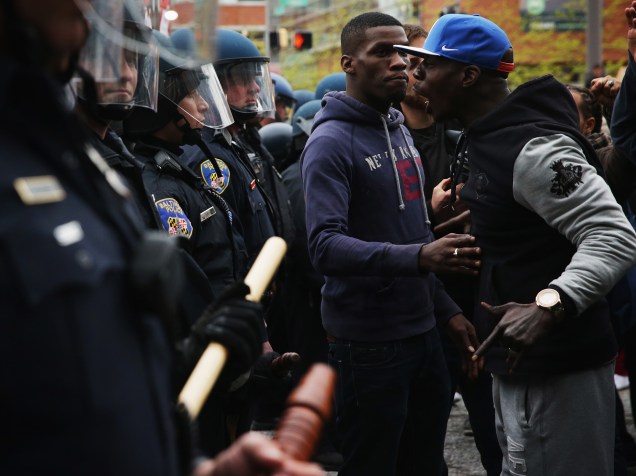 Manifestantes entram em confronto com a polícia durante passeata em homenagem a Freedie Gray em Baltimore (EUA) - 25/04/2015