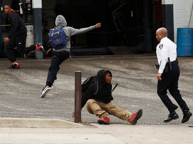 Comissário da Polícia de Baltimore Anthony Batts afasta os manifestantes que protestavam perto de um estacionamento - 27/04/2015