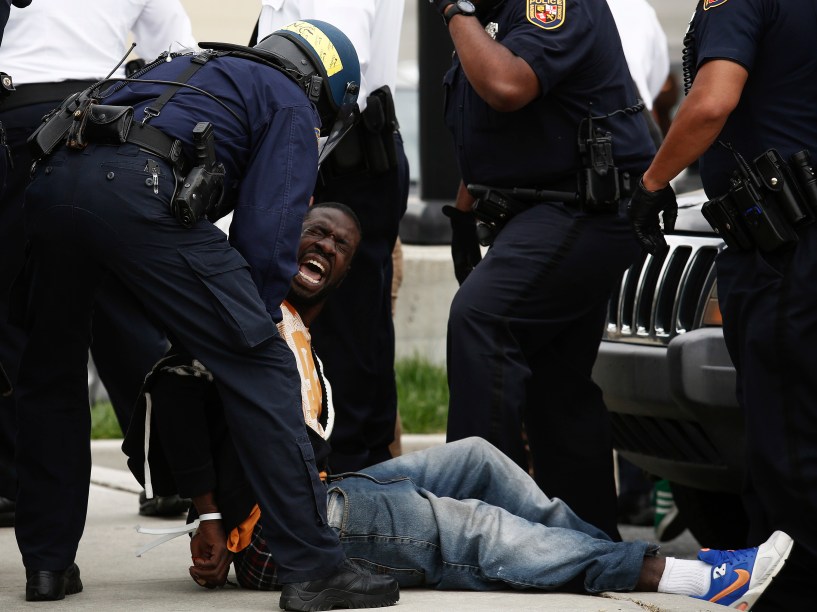 Oficiais da polícia prendem um homem perto de um shopping em Baltimore - 27/04/2015