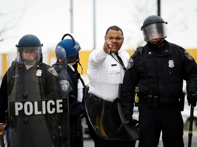 Policiais se preparam para coibir a ação de manifestantes nos arredores de um shopping em Baltimore (EUA), durante uma onda de protestos contra a morte do jovem negro Freddie Gray - 27/04/2015
