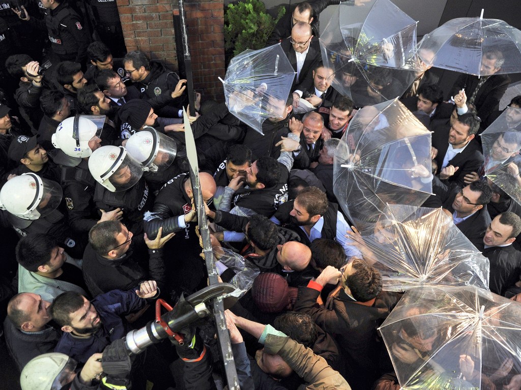 Polícia turca entra em confronto com manifestantes e funcionários do jornal Bugun e do canal de televisão Kanalturk durante protesto contra a repressão do governo aos meios de comunicação, em Istambul - 28/10/2015