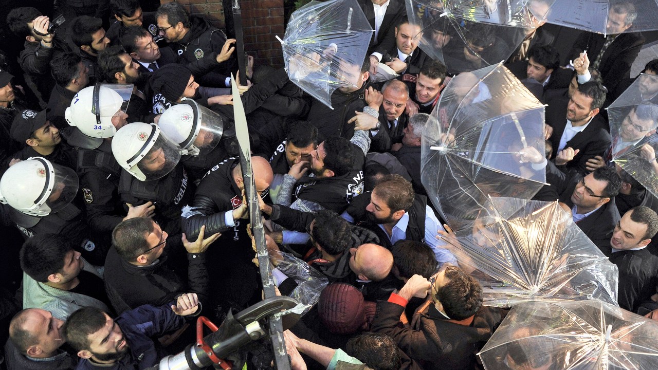 Polícia turca entra em confronto com manifestantes e funcionários do jornal Bugun e do canal de televisão Kanalturk durante protesto contra a repressão do governo aos meios de comunicação, em Istambul - 28/10/2015