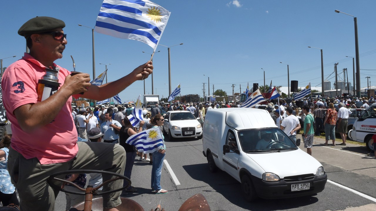Produtores de leite e agricultores uruguaios protestam em uma estrada de San José e em outros nove departamentos do Uruguai contra o aumento de impostos e uma dívida não paga por produtos vendidos à Venezuela - 19/01/2016