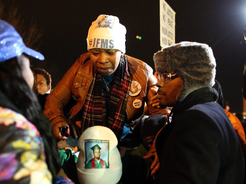 Lesley McSpadden, mãe de Michael Brown, em frente ao departamento de polícia de Ferguson após a decisão do júri de não indiciar oficial de polícia Darren Wilson, responsável pela morte de seu filho - 24/11/2014