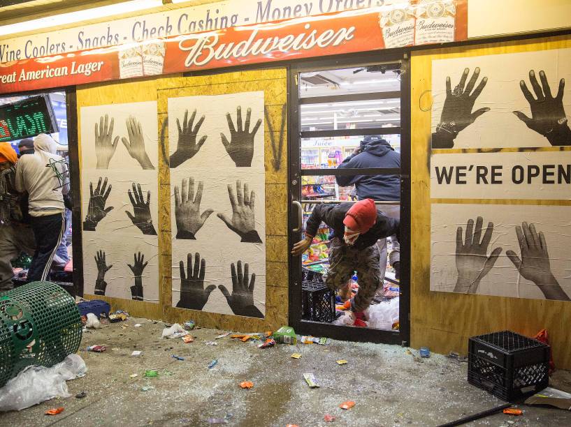 Lojas foram saqueadas durante os protestos em Ferguson, Missouri, após decisão do júri de não indiciar um policial pela morte de Michael Brown, um jovem negro desarmado - 24/11/2014