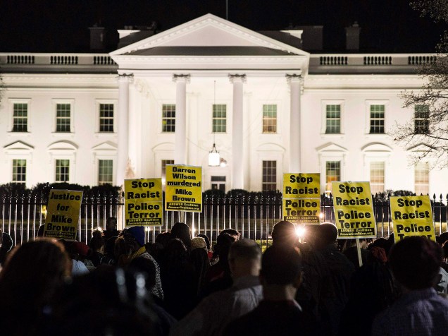 Em Washington, houve protesto em frente à Casa Branca contra a decisão do júri de não indiciar o policial responsável pela morte do jovem negro desarmado, Michael Brown - 24/11/2014