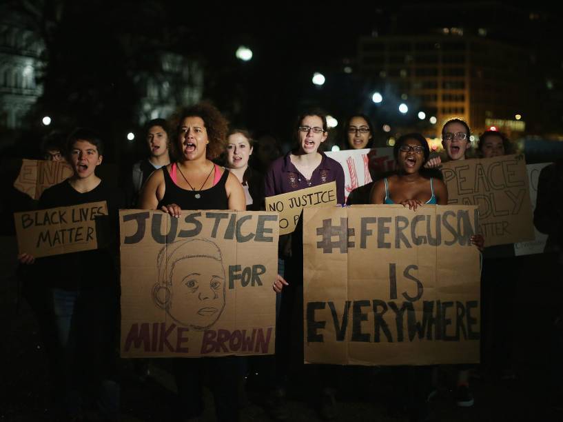 Em Washington, houve protesto em frente à Casa Branca pedindo justiça pela morte do jovem negro Michael Brown, após decisão de júri de não indiciar o policial Darren Wilson, responsável pelos disparos contra o jovem que estava desarmado - 24/11/2014